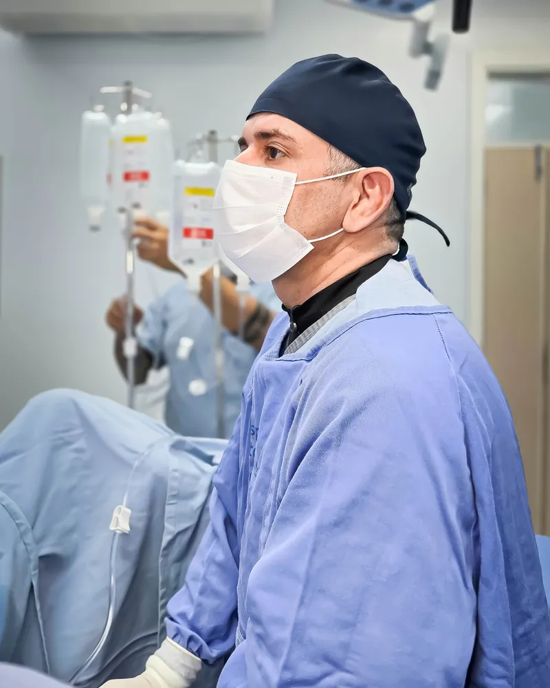 Dr. Jorge Barros de perfil, operando no centro cirúrgico
