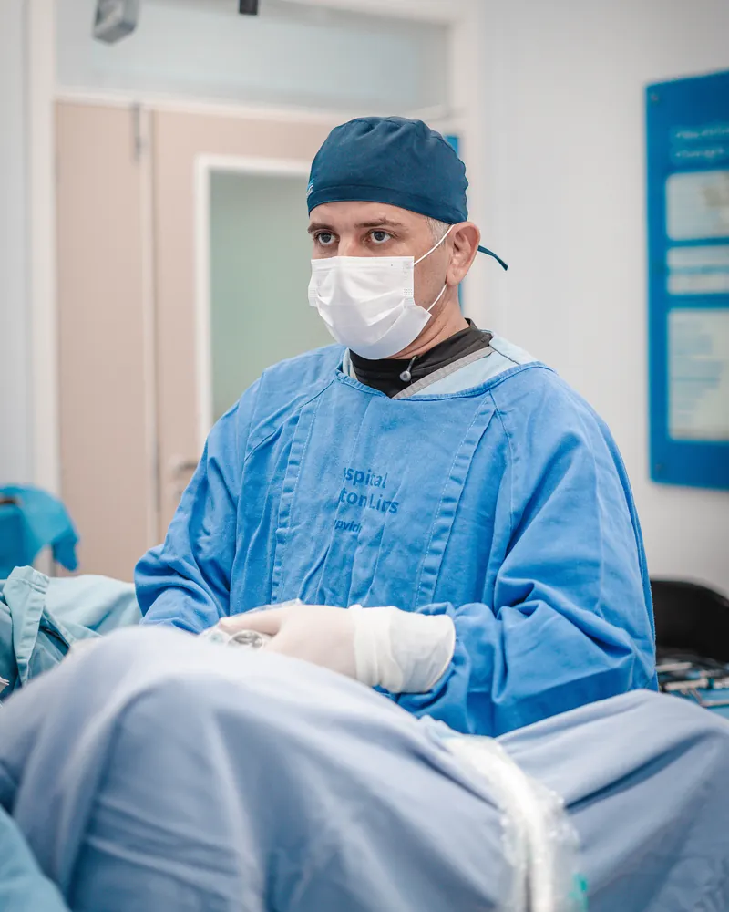 Dr. Jorge Barros operando no centro cirúrgico