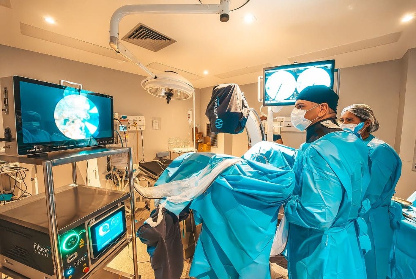 A equipe cirúrgica em procedimento — Dr. Jorge Barros, urologista em Manaus
